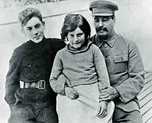 И.В. Сталин с детьми Светланой и Василием. 1930 год.