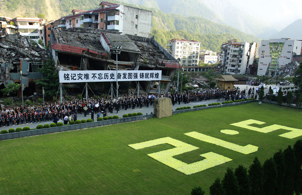 Люди участвуют в церемонии в Бэйчуане по случаю 5-летия землетрясения в провинции Сычуань