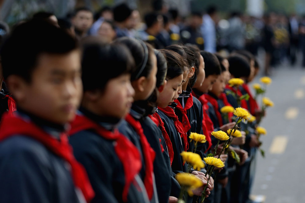Выжившие после землетрясения участвуют в церемонии по случаю 5-ой годовщины землетрясения в Бэйчуане