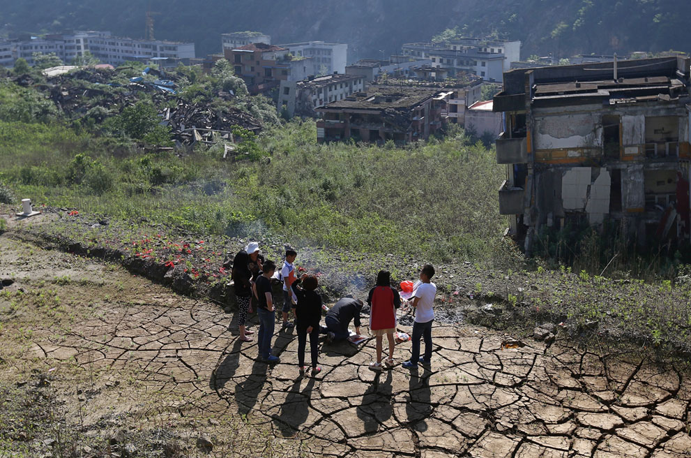 Родственники жертв землетрясения оплакивают своих близких в Бэйчуане