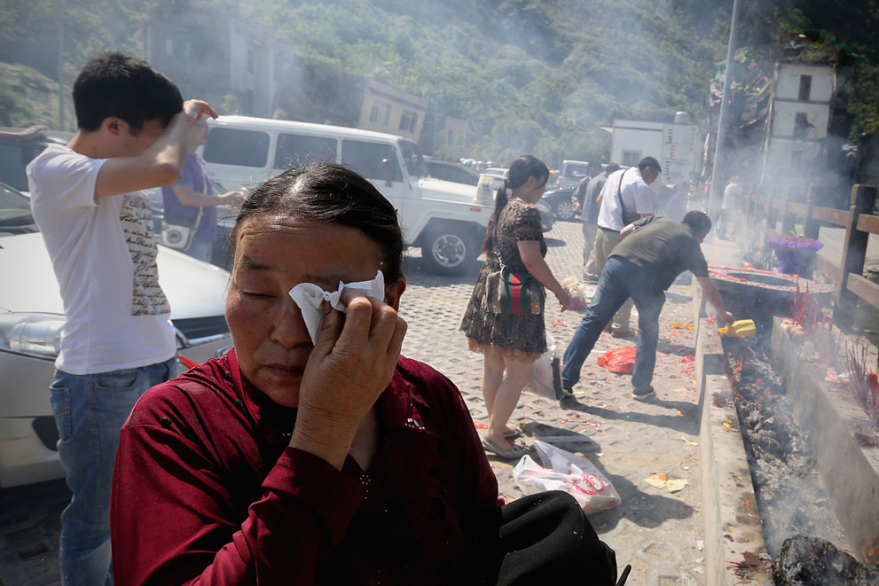 Женщина оплакивает своего сына в Бэйчуане