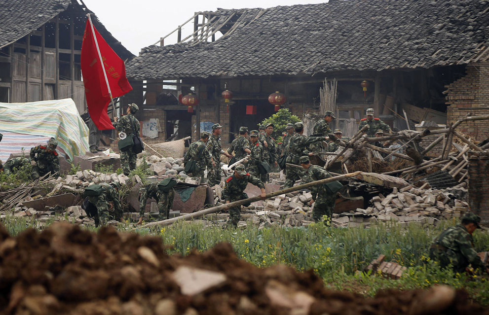 Спасатели ищут жертв среди развалин в деревне Цинъюань, уезд Баосинь. Реакция на стихийные бедствия уже в течение долгого времени является основным вопросом в правительстве Китая.